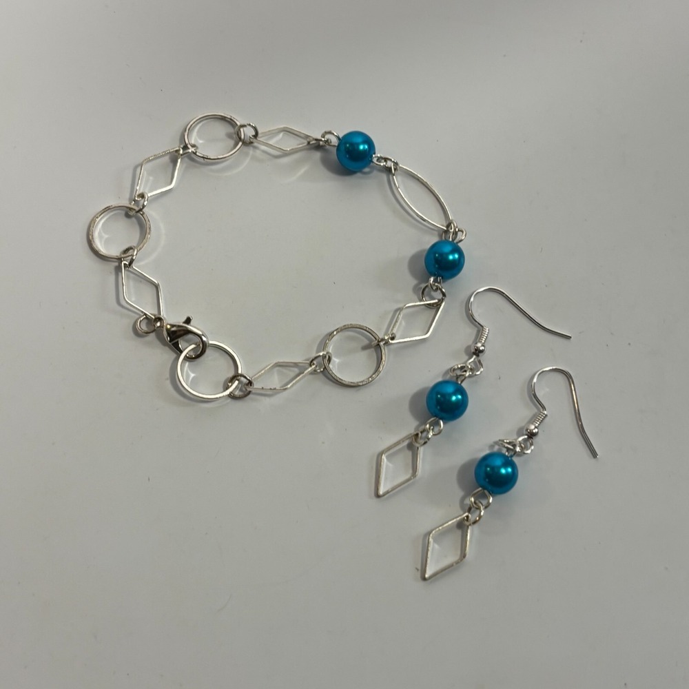 Bracelet Lot Delicate Wire Gold Tone‎ with Blue Beads and Matching Earrings